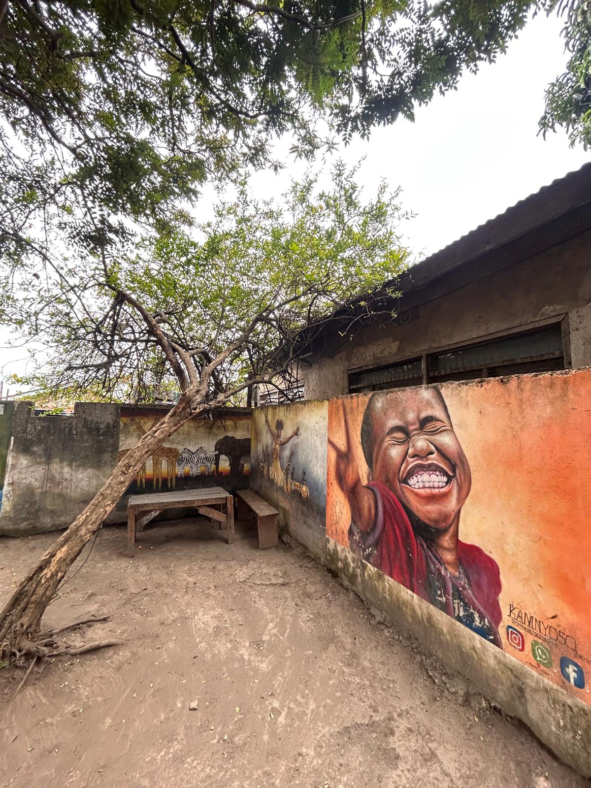 Fresque murale colorée à Arusha, Tanzanie